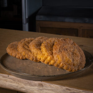 Appelbeignet met hele schijf appel en gevuld met amandelspijs