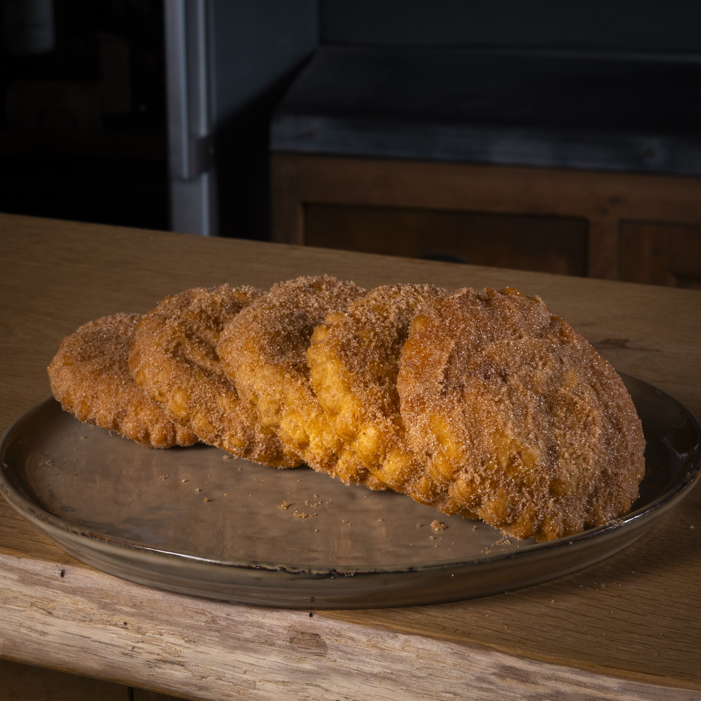 Appelbeignet met hele schijf appel en gevuld met amandelspijs